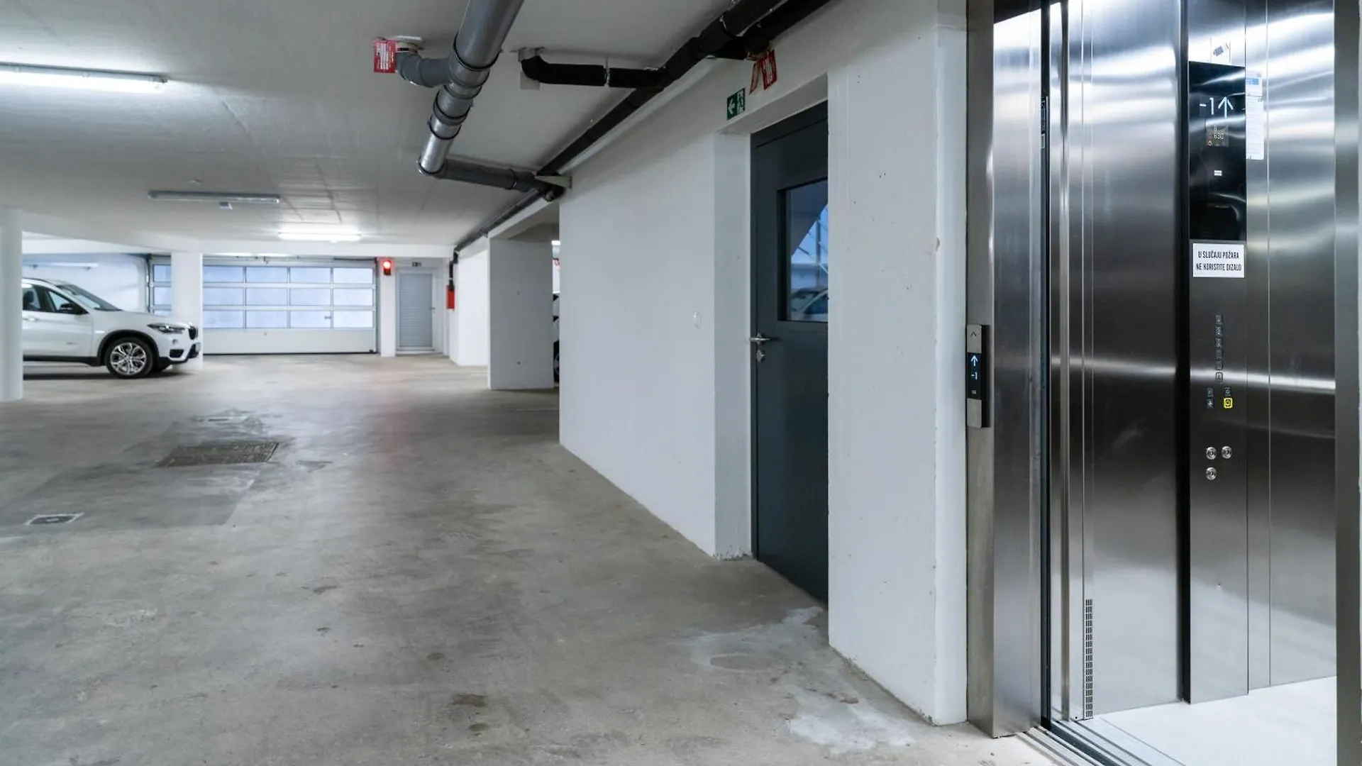 Tres Fenestras Zadar - Private Parking Apartman